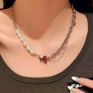 Collar perlas y mariposa