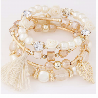 Juego de pulseras con perlas y flores