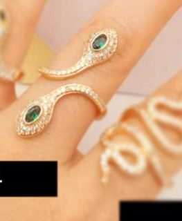 Anillo serpiente ojos verdes