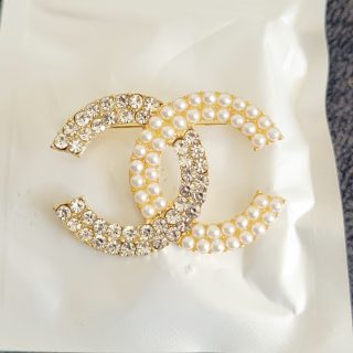 Broche o prendedor CC