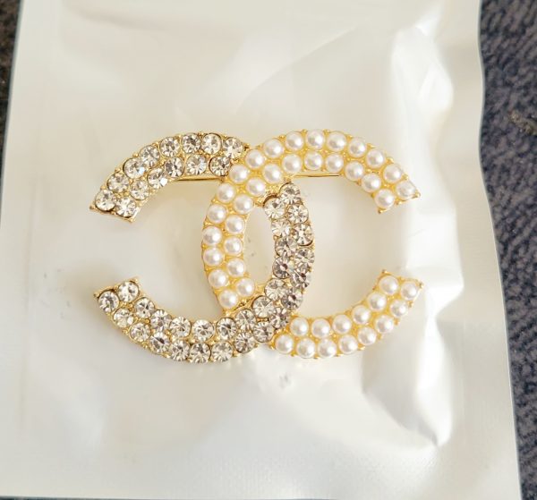 Broche o prendedor CC