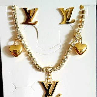 Juego LV con corazones y brillantes