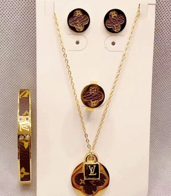 Juego con pulsera LV
