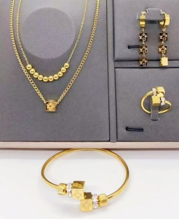 Juego LV con pulsera